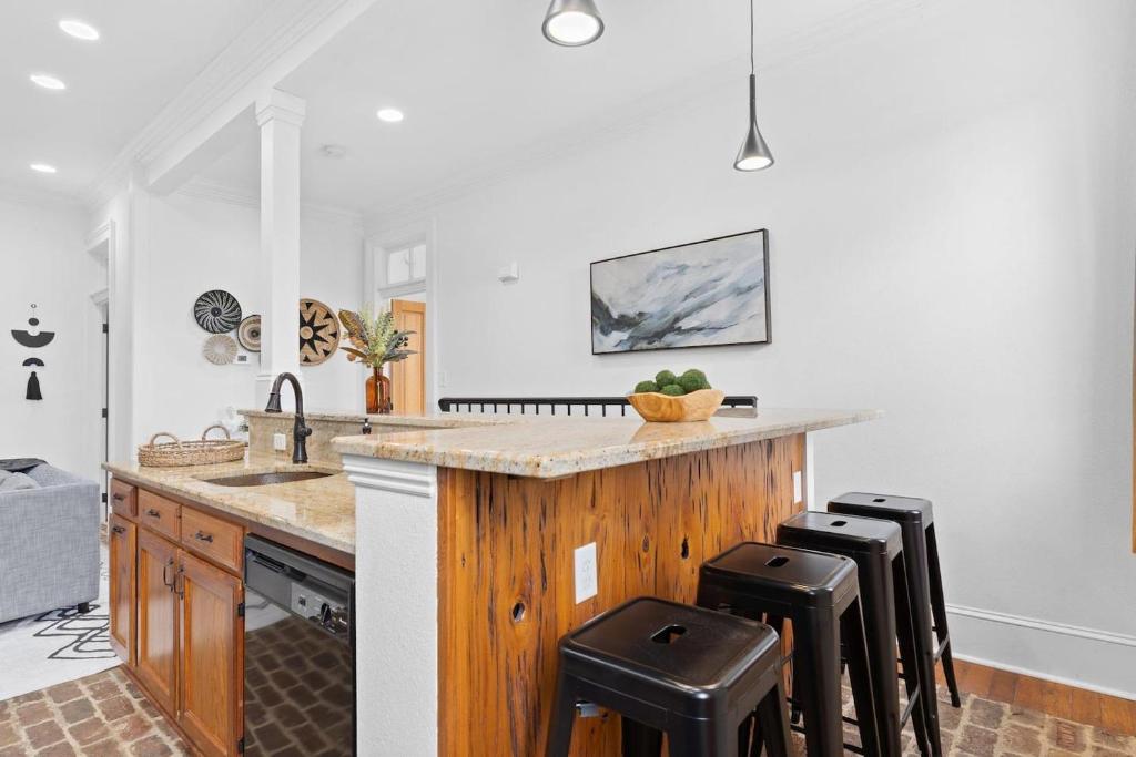 Mid-City 2BR w balcony & chefs kitchen 4