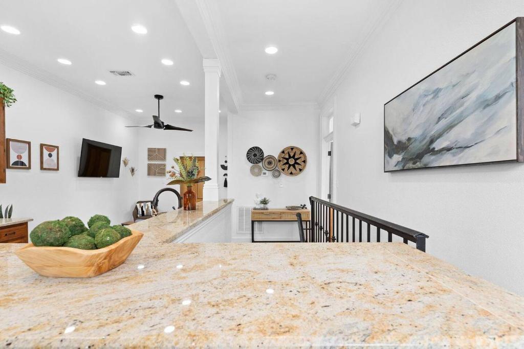 Mid-City 2BR w balcony & chefs kitchen 5