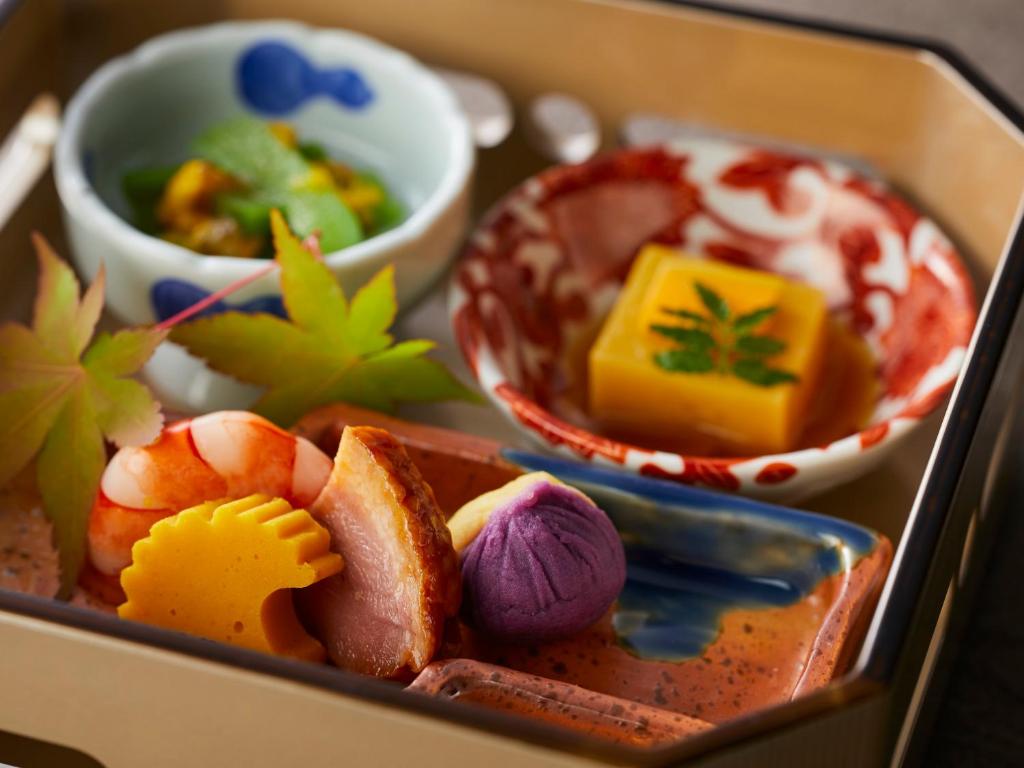 une boîte remplie de différents types de denrées alimentaires, dans l'établissement KAMENOI HOTEL Arima, à Kobe
