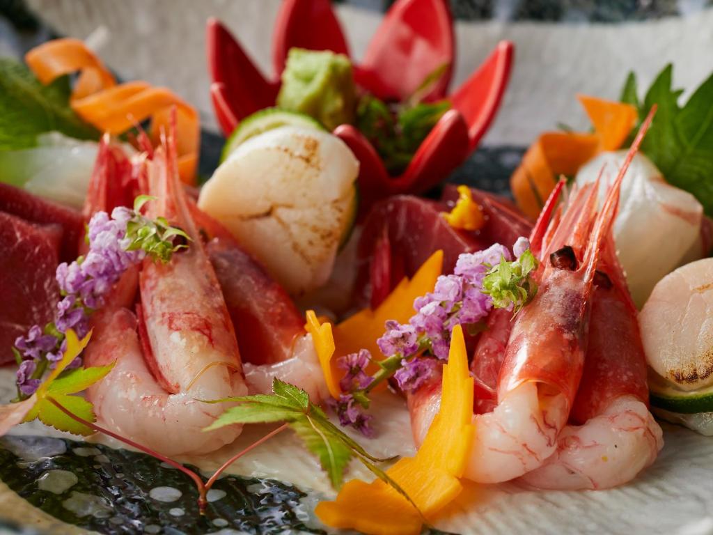 une plaque de nourriture à base de crevettes et de légumes dans l'établissement KAMENOI HOTEL Arima, à Kobe