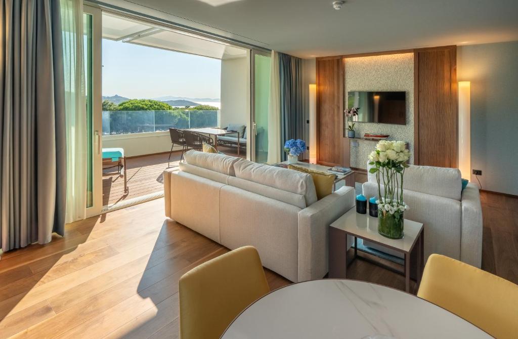 un salon avec un canapé et une table dans l'établissement Gallia Palace Hotel - Relais & Châteaux, à Punta Ala