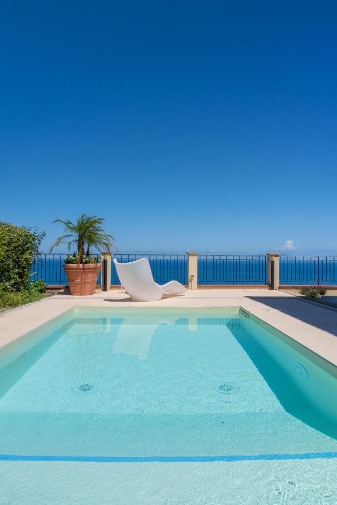 une piscine avec vue sur l'océan dans l'établissement Villa Vale - with private pool and sea view, à Capo dʼOrlando