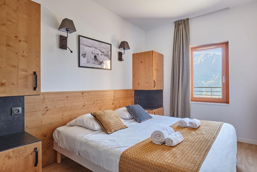 une chambre avec un lit avec des serviettes dessus dans l'établissement Résidence Odalys Rochebrune Les Cimes, à Orcières