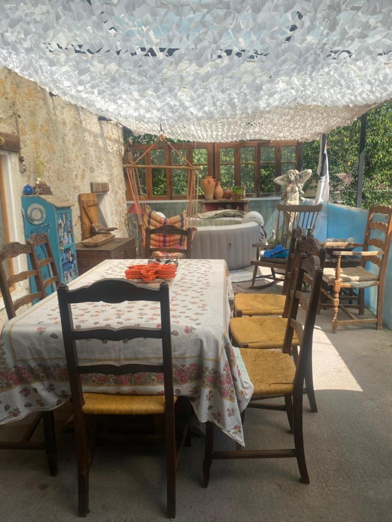 une salle à manger avec une table et des chaises et un plafond dans l'établissement Tente pause rando, à Roquestéron