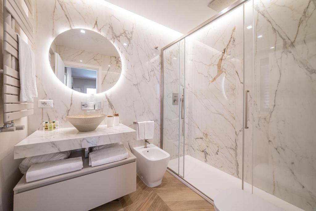 une salle de bain avec un lavabo, des toilettes et un miroir dans l'établissement Private modern villa in Taormina, à Taormine