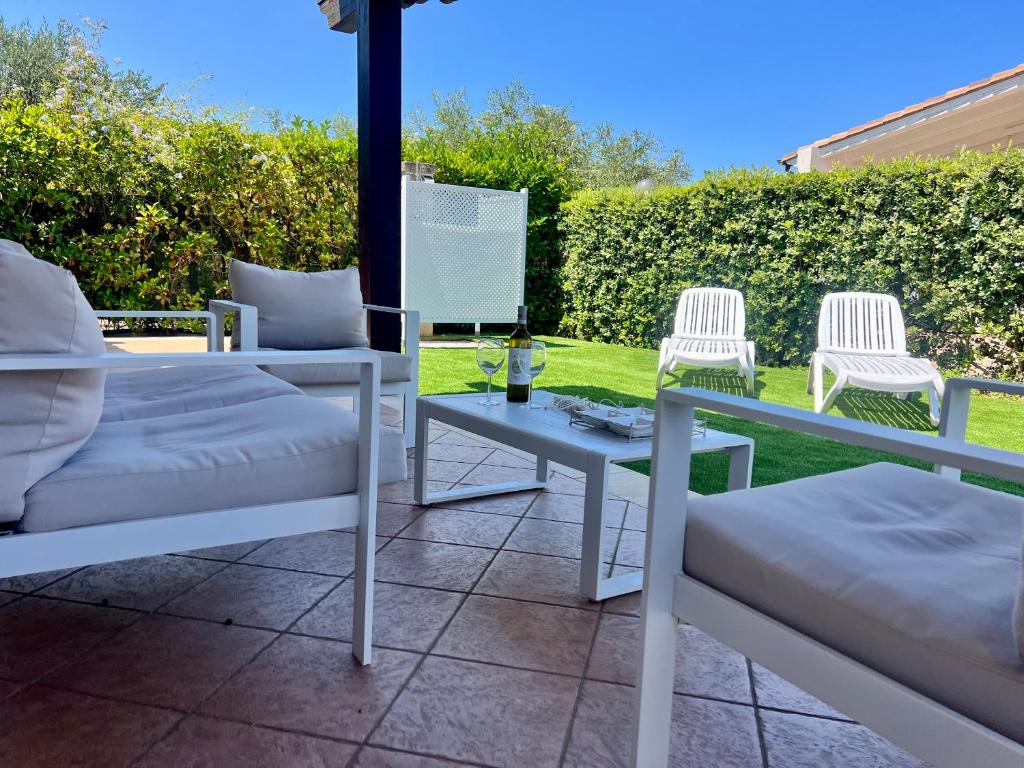 d'une terrasse avec deux chaises et une table. dans l'établissement Villa Camelie, à Campofelice di Roccella