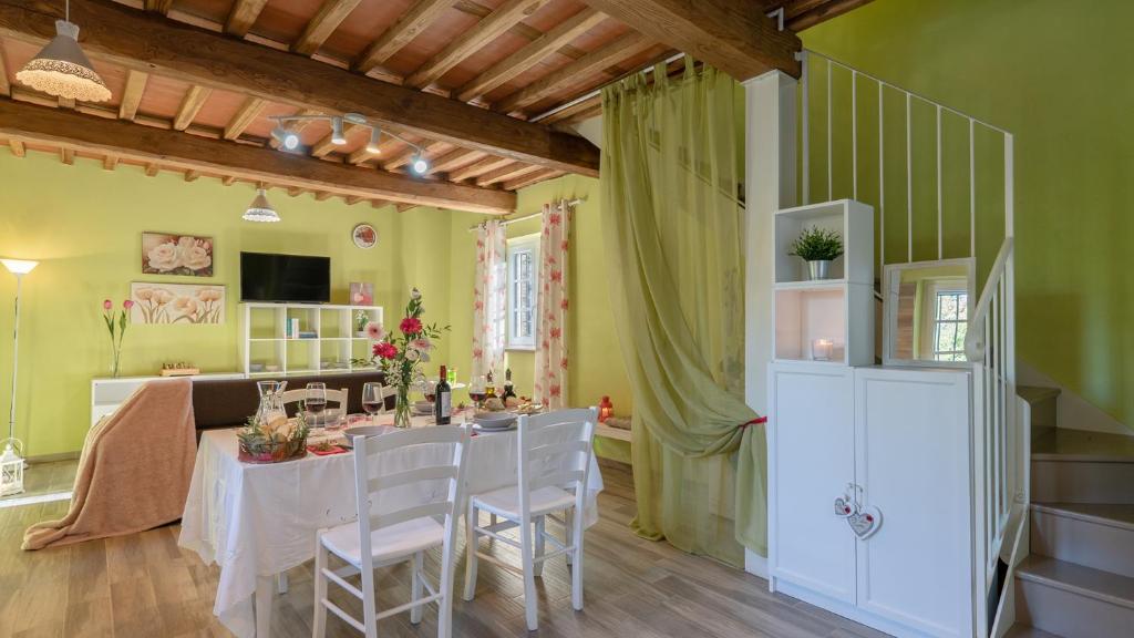 une cuisine et une salle à manger avec une table et des chaises dans l'établissement Ai Due Cuori 4, Emma Villas, à Capannori