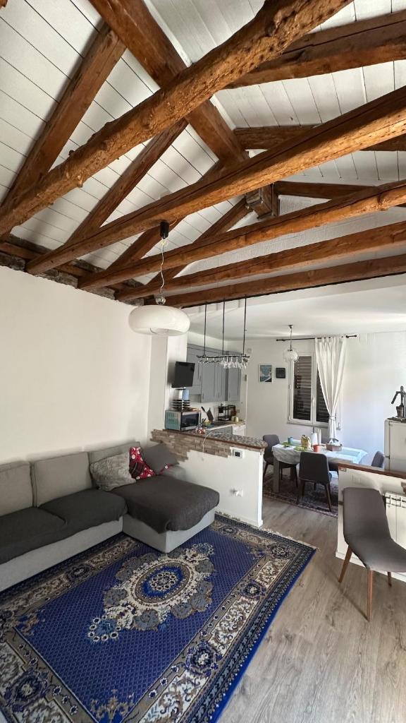Casa indipendente con giardino privato e posto macchina gratuito 1