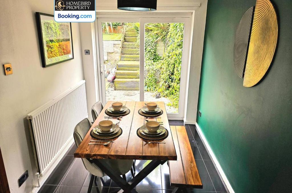 2 Large Bedroom House By Homebird Property Management Short Lets & Serviced Accommodation Leeds With Private Parking & Garden 6