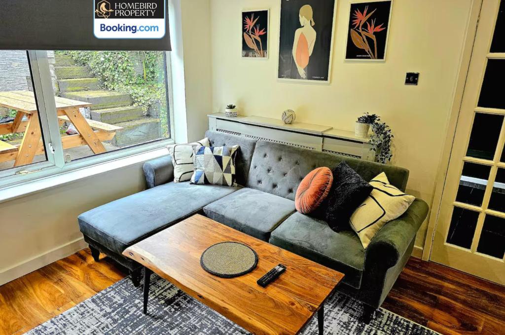2 Large Bedroom House By Homebird Property Management Short Lets & Serviced Accommodation Leeds With Private Parking & Garden 7