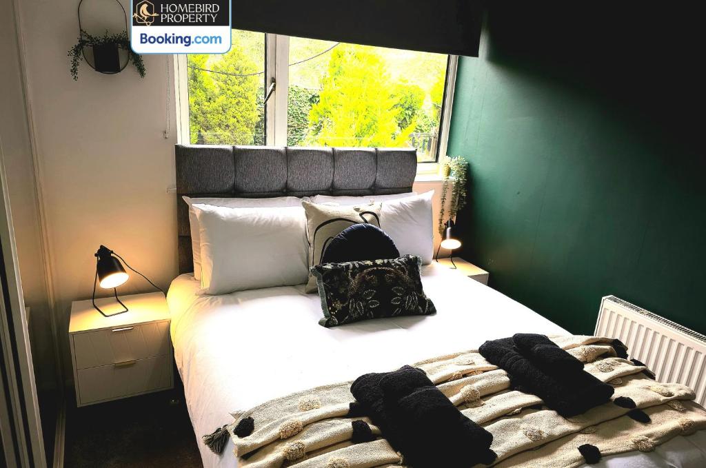 2 Large Bedroom House By Homebird Property Management Short Lets & Serviced Accommodation Leeds With Private Parking & Garden 4