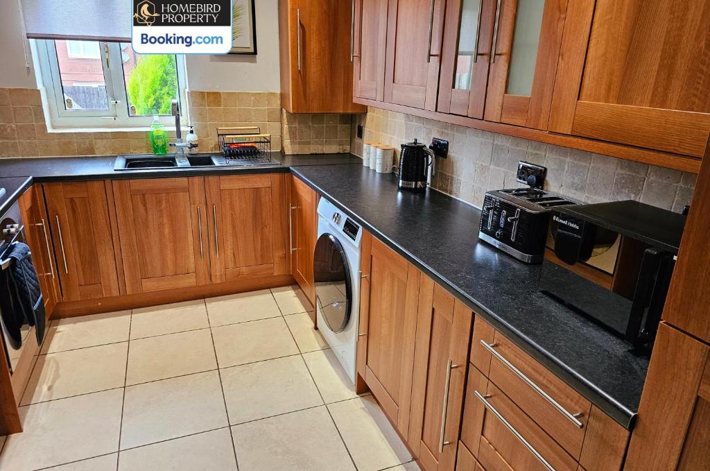 2 Large Bedroom House By Homebird Property Management Short Lets & Serviced Accommodation Leeds With Private Parking & Garden 5