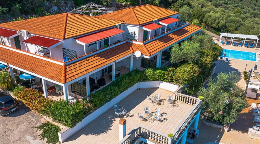 Elle offre une vue sur une grande maison dotée d'une piscine. dans l'établissement Residence Il Falco, à Vieste