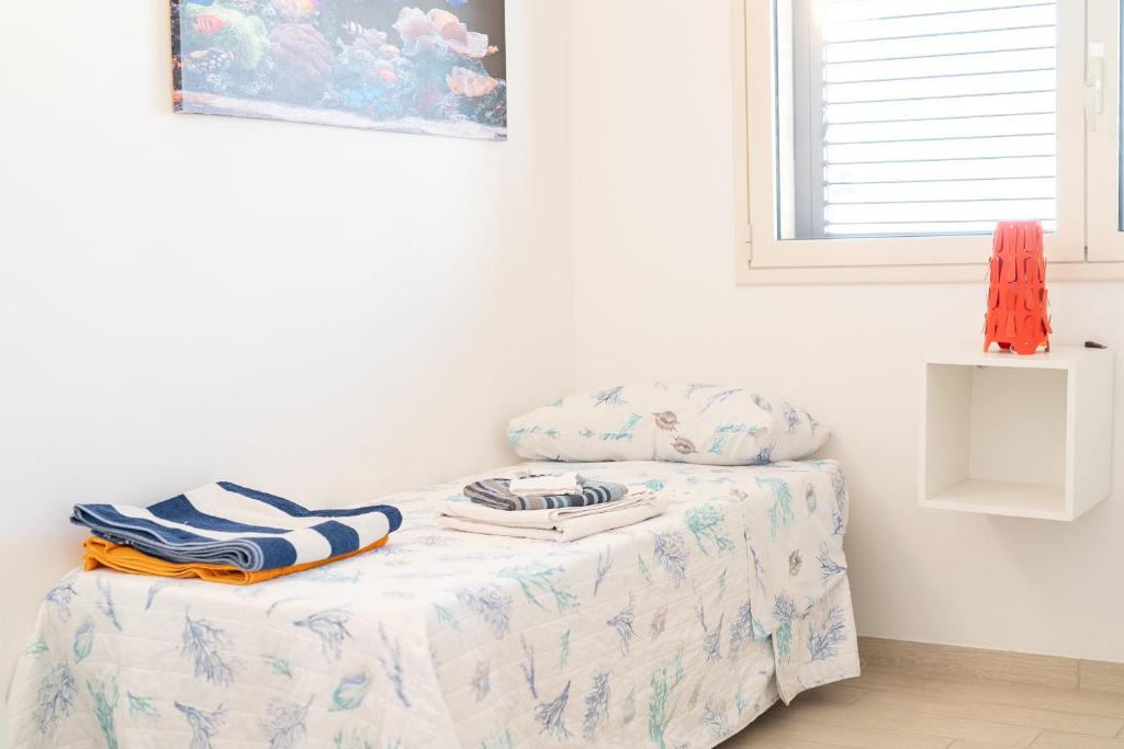 une chambre avec un lit avec des serviettes dessus dans l'établissement Villa Uluvud with Pool Gym Sauna, à Alcamo