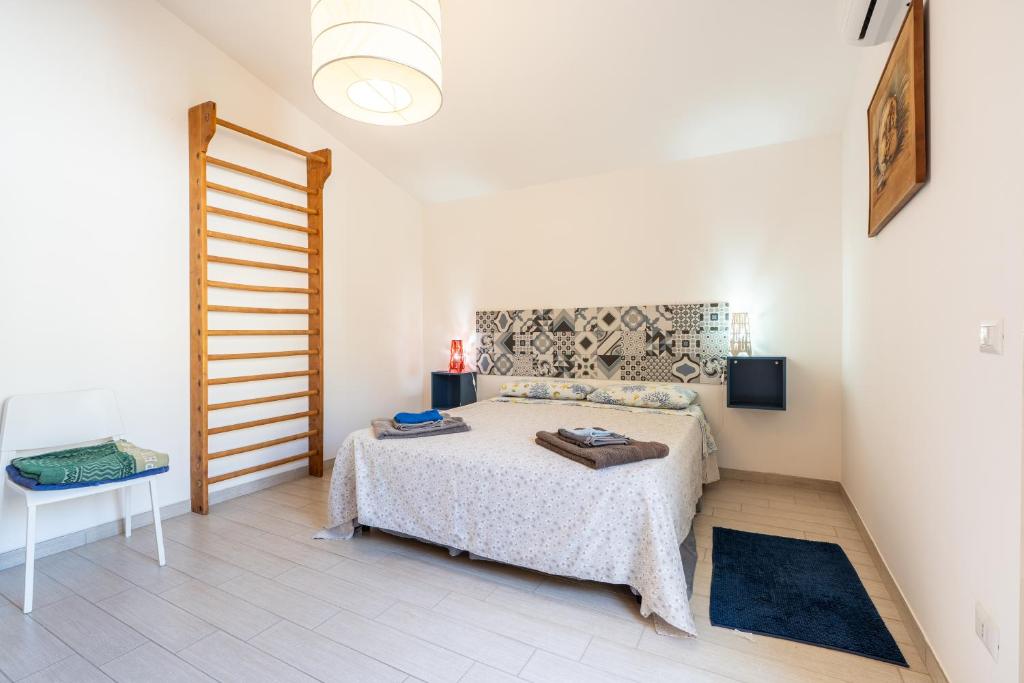 une chambre avec un lit et une table dans une pièce dans l'établissement Villa Uluvud with Pool Gym Sauna, à Alcamo 51 autres photos