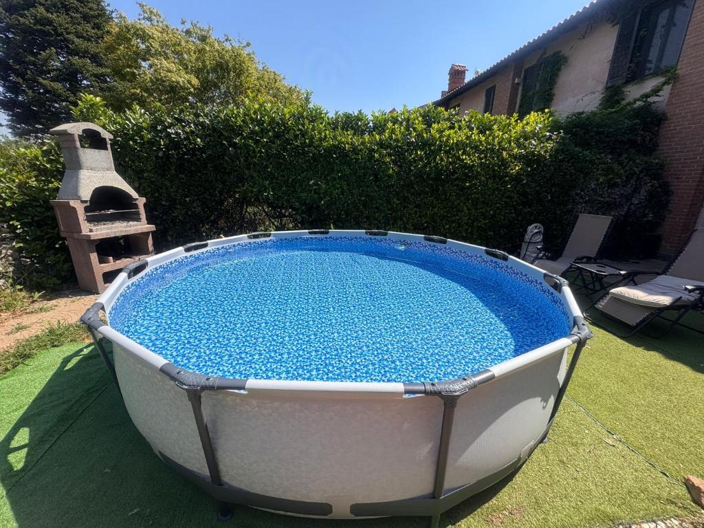 une baignoire remplie d'eau bleue dans la cour dans l'établissement Villetta faustina, à Albairate