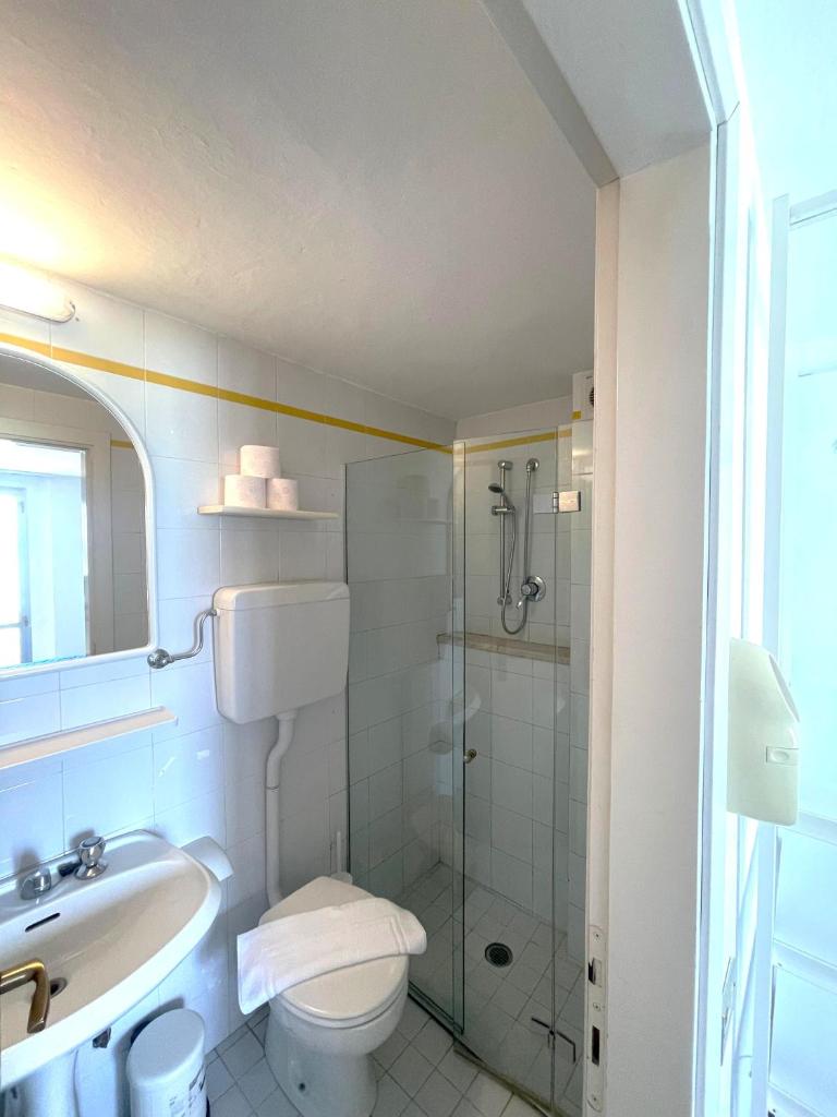 une salle de bain avec une douche, des toilettes et un lavabo dans l'établissement Hotel Pironi, à San Mauro a Mare