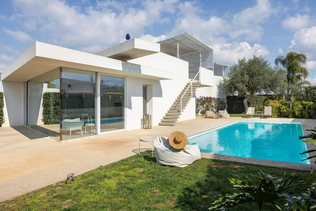 une maison avec une piscine devant dans l'établissement Villa Platinum, à Raguse