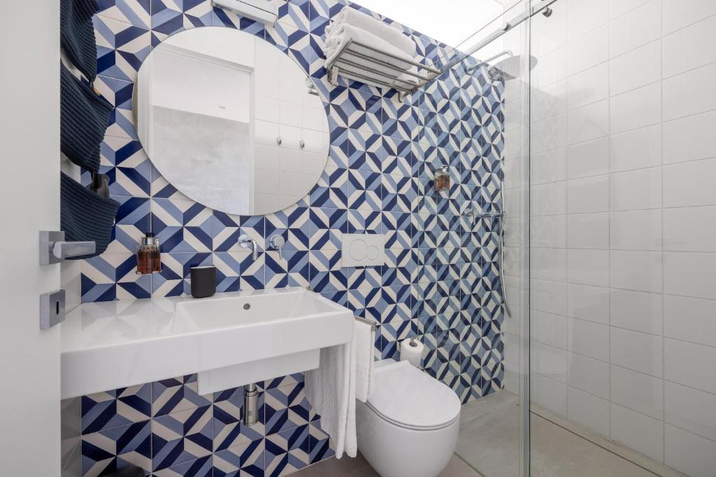 une salle de bain avec un lavabo et un miroir et des toilettes dans l'établissement Villa Platinum, à Raguse 25 autres photos