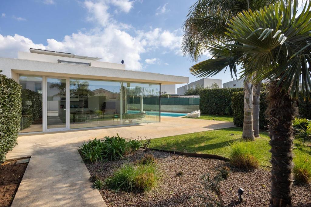 une maison avec une piscine et un palmier dans l'établissement Villa Platinum, à Raguse