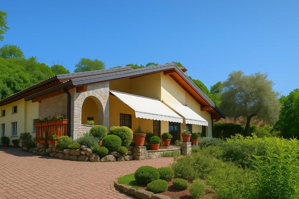 une maison avec une allée en briques devant elle dans l'établissement Green Hill Property, à Besozzo