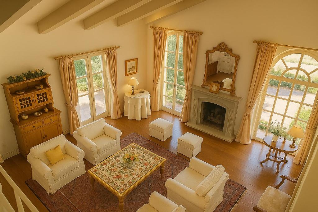 - une vue de tête sur un salon doté d'une cheminée dans l'établissement Green Hill Property, à Besozzo