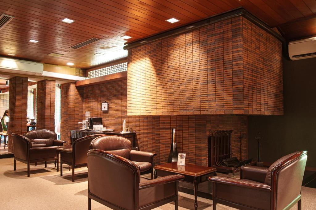 - une salle d'attente avec des chaises et une cheminée dans l'établissement Kozuka Hisanoha, à Hakone