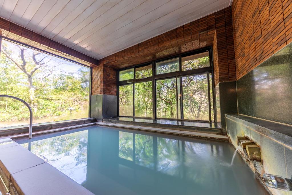 - une piscine dans une maison avec fenêtres dans l'établissement Kozuka Hisanoha, à Hakone