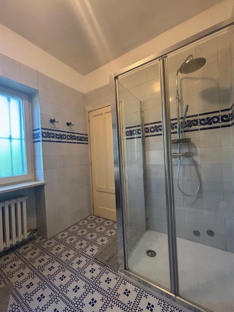 une salle de bain avec une douche avec une porte vitrée dans l'établissement Ca' San Lorenzo - Villa panoramica con piscina - Vignale Monferrato, à San Lorenzo