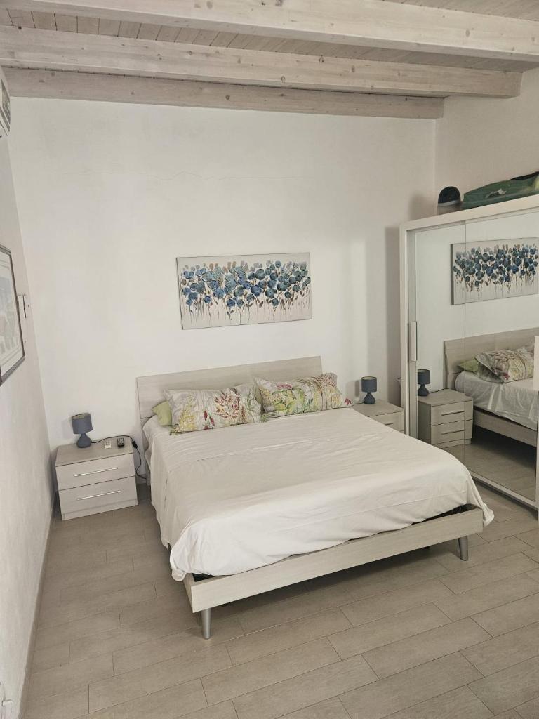 une chambre blanche avec un lit et deux tables de nuit dans l'établissement Villa Marzamemi Beach, à Marzamemi 32 autres photos