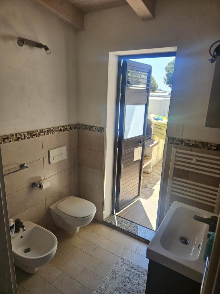 une salle de bain avec toilettes, lavabo et douche dans l'établissement Villa Marzamemi Beach, à Marzamemi