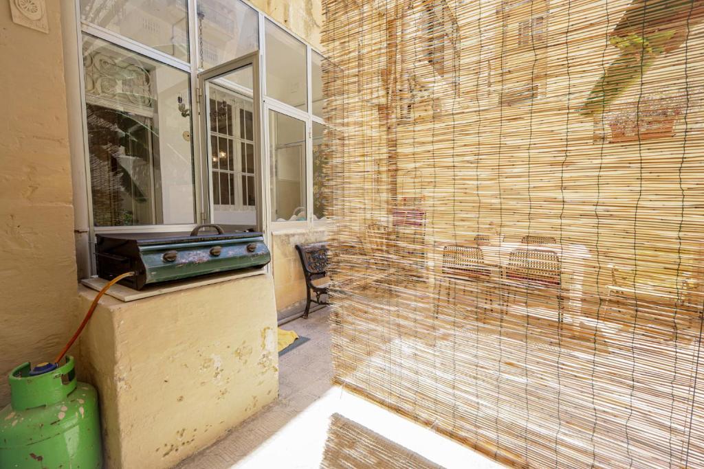 Traditional Maltese Townhouse with Backyard Garden and Seafront Location 8