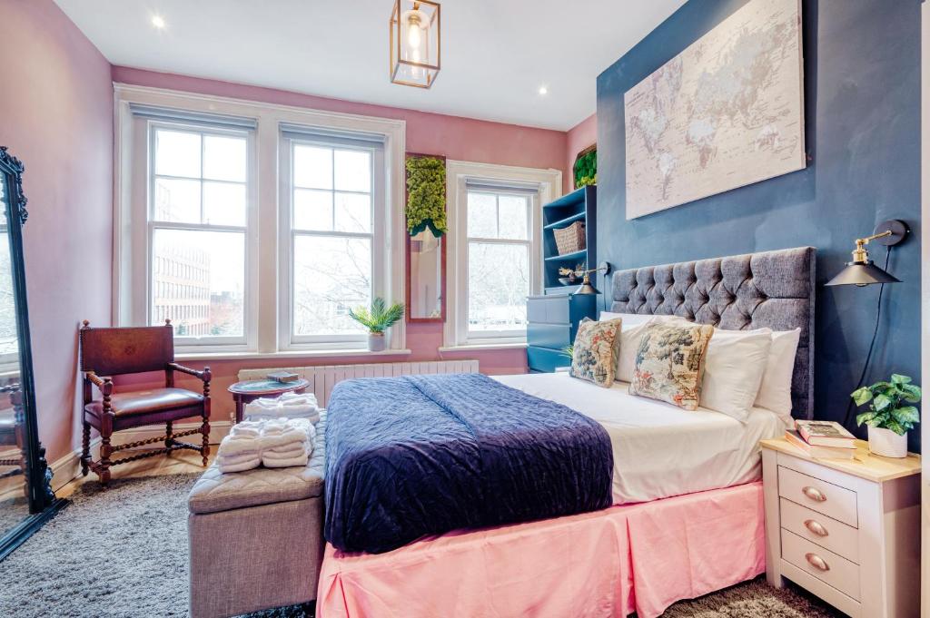 Sunny Corner Apartment in Center of London 6