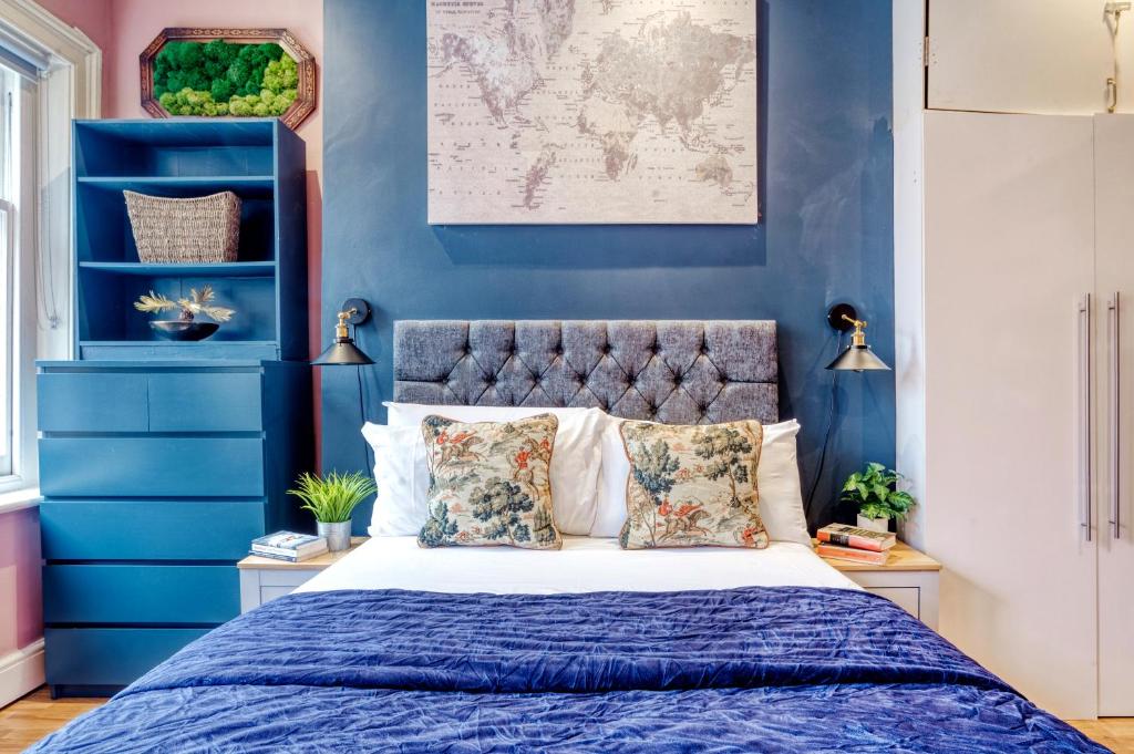 Sunny Corner Apartment in Center of London 2
