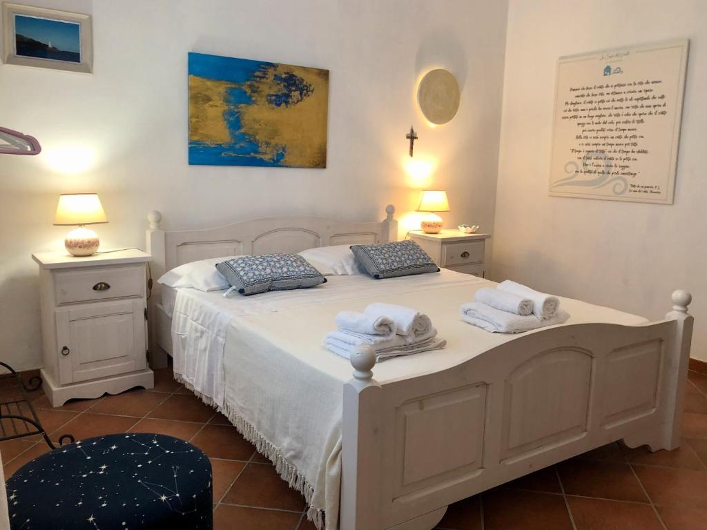 une chambre avec un lit blanc avec des serviettes dessus dans l'établissement La Casa del Vento Plemmirio, à Plemmirio 29 autres photos