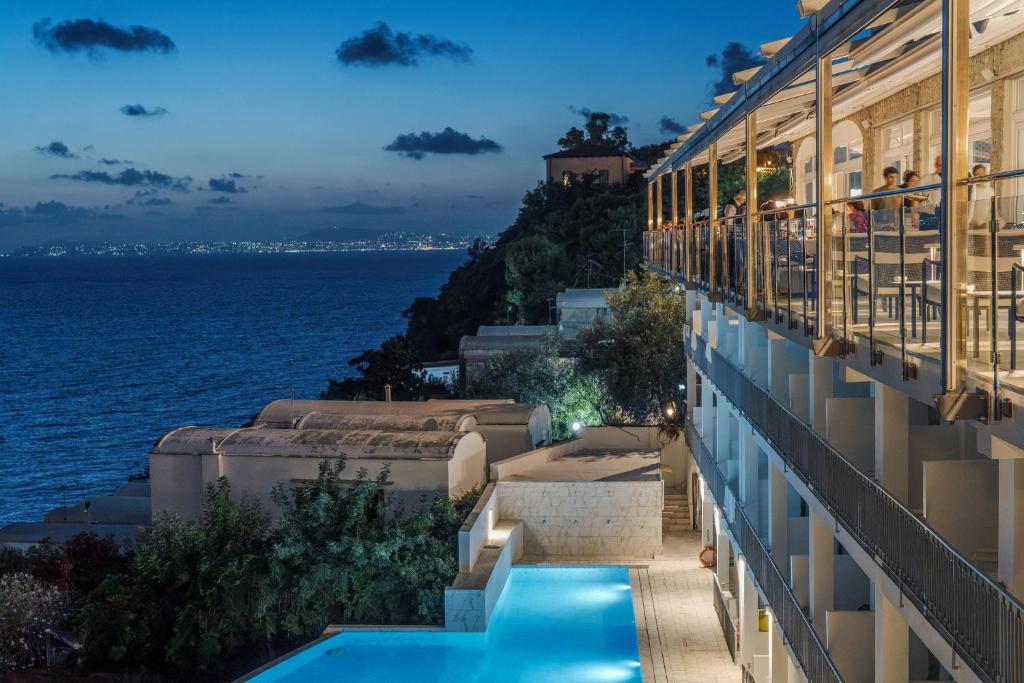 un bâtiment avec vue sur l'océan la nuit dans l'établissement Hotel Mary, à Vico Equense