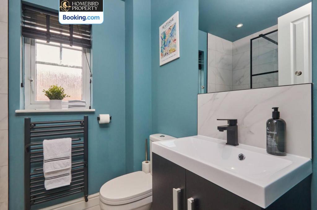 Modern 2BDR House By Homebird Property Management Short Lets & Serviced Accommodation Leeds With Private Parking & Free WiFi 3