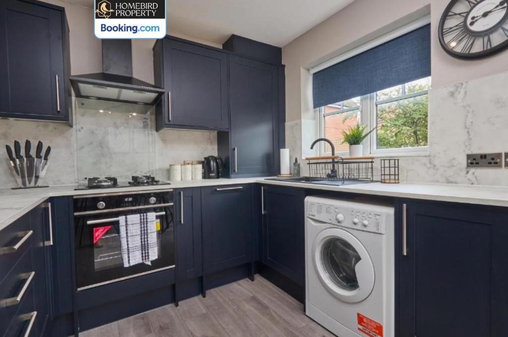 Modern 2BDR House By Homebird Property Management Short Lets & Serviced Accommodation Leeds With Private Parking & Free WiFi 7