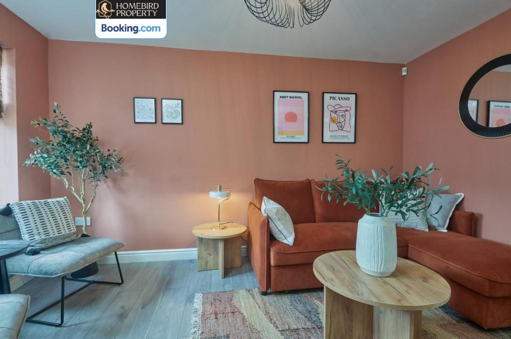 Modern 2BDR House By Homebird Property Management Short Lets & Serviced Accommodation Leeds With Private Parking & Free WiFi 5