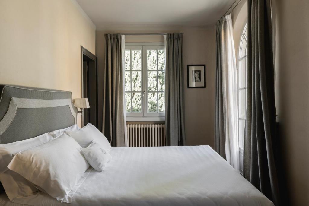 une chambre avec un lit blanc et une fenêtre dans l'établissement Villa le Cipresse, à Impruneta 19 autres photos