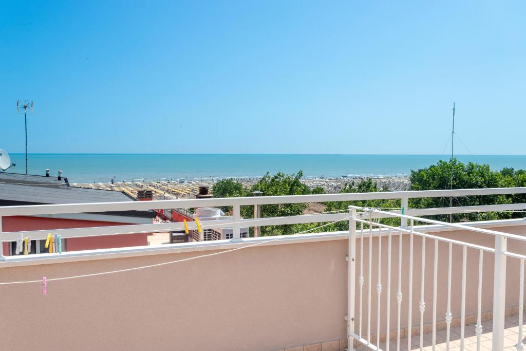 Elle comprend un balcon offrant une vue sur la plage. dans l'établissement Hotel Dell'Angelo, à Rimini