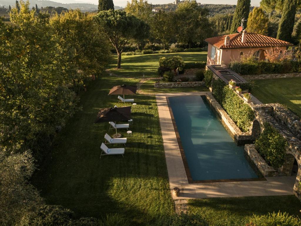 - une vue sur la piscine dans la cour dans l'établissement Villa le Cipresse, à Impruneta