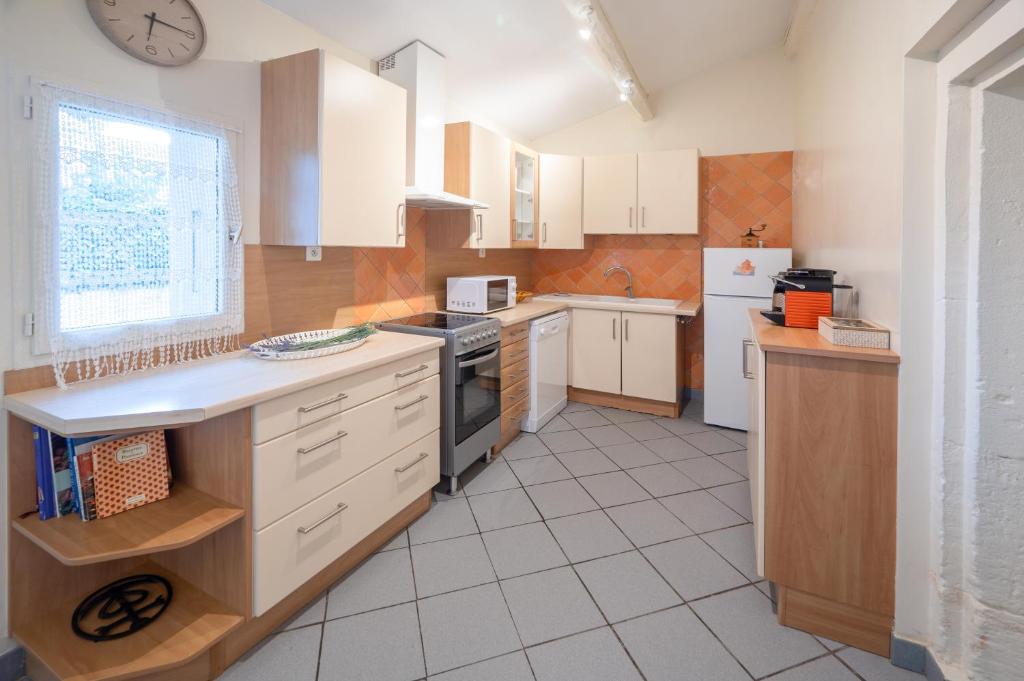 Le Mas Sivan - maison provençale avec terrasse, parking sécurisé, climatisation, wifi 8