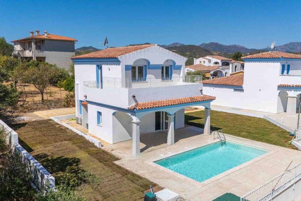 une vue aérienne d'une maison avec piscine dans l'établissement Villa il borgo con piscina, à Budoni