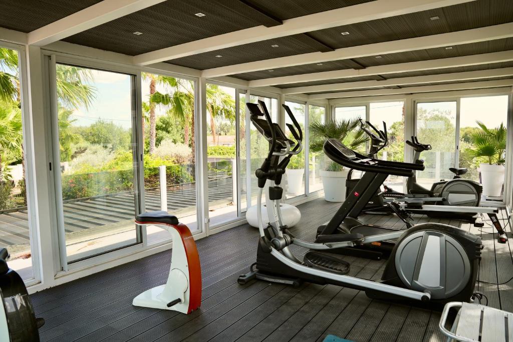 - une salle de sport avec 2 vélos d'exercice et des fenêtres dans l'établissement Mas La Farelle Gîte, Fitness & Salle de jeux gratuite & SPA en supplément, à Nîmes