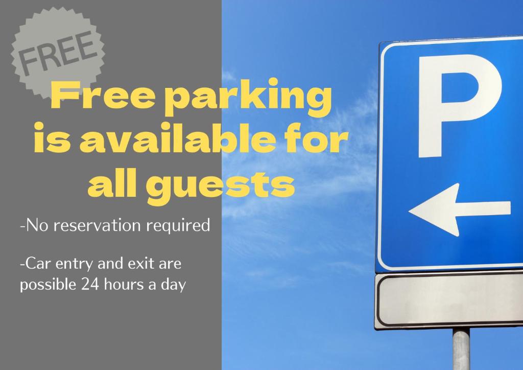 un panneau indiquant qu'un parking gratuit est disponible pour tous les clients dans l'établissement Asahikawa Hotel 818-Adult Only, à Asahikawa