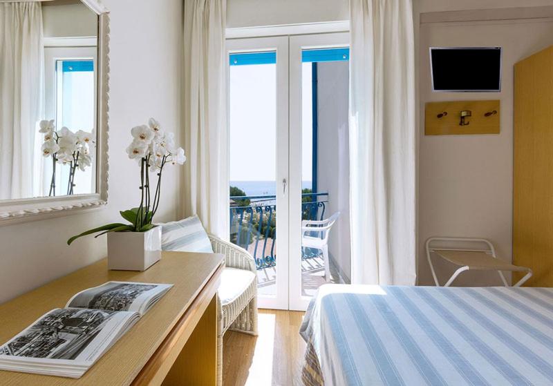 une chambre avec un lit et une vue sur l'océan dans l'établissement Hotel Plaza Esplanade, à Lido di Jesolo 54 autres photos