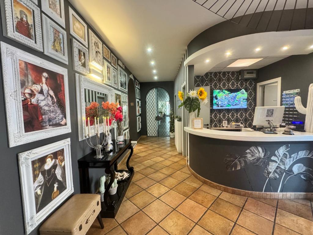 une pièce avec des tableaux sur les murs et un comptoir dans l'établissement Regina Urban Beach Hotel, à Lido di Jesolo