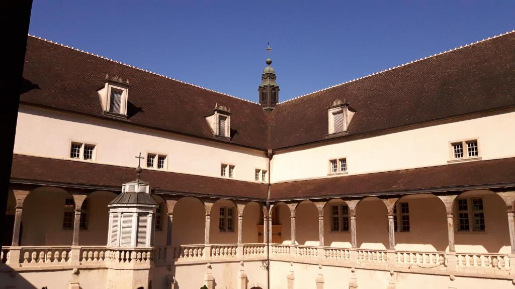 un bâtiment avec un toit brun et une tour dans l'établissement Botel La Vecchia (LY1992), à Dole