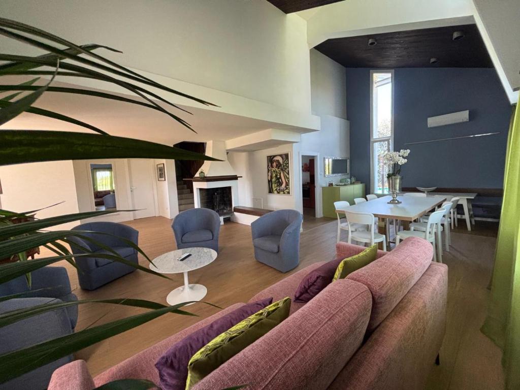 un salon avec un canapé et une table dans l'établissement Villa Pronti Santarcangelo - Rimini, à Santarcangelo di Romagna